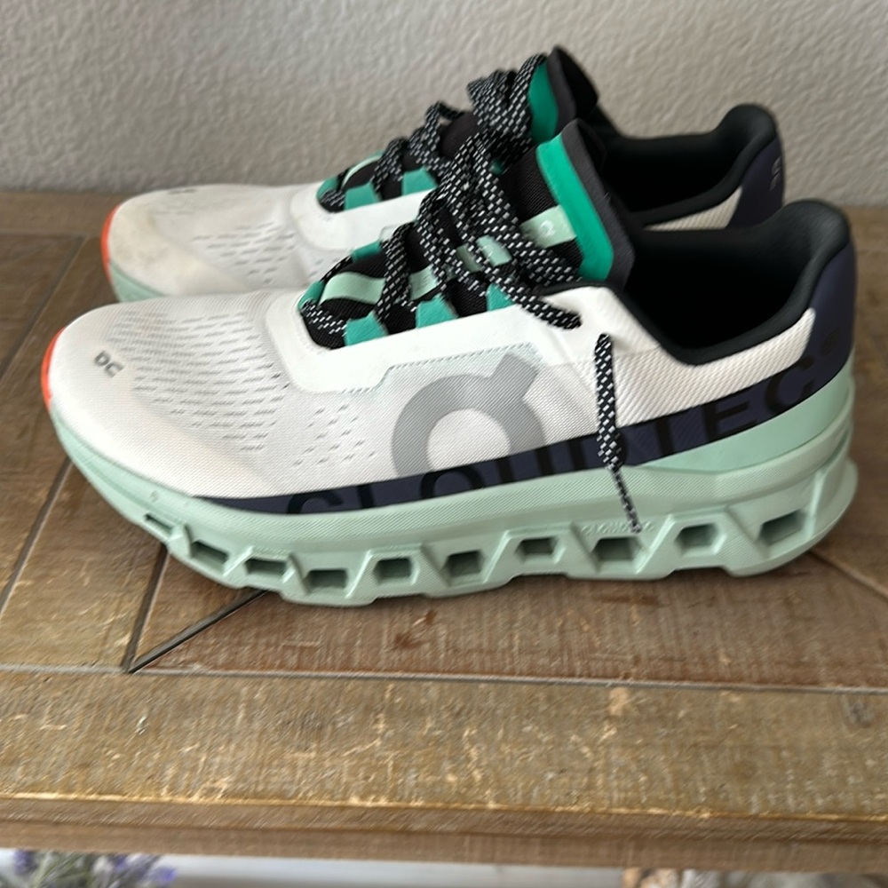 On Cloud Cloud-Monster running shoes